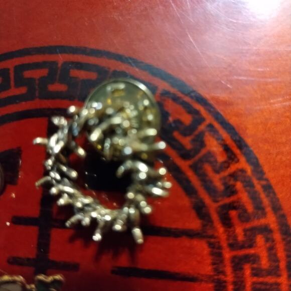 Vintage lot of religious pinbacks and one pendant - Picture 3 of 5